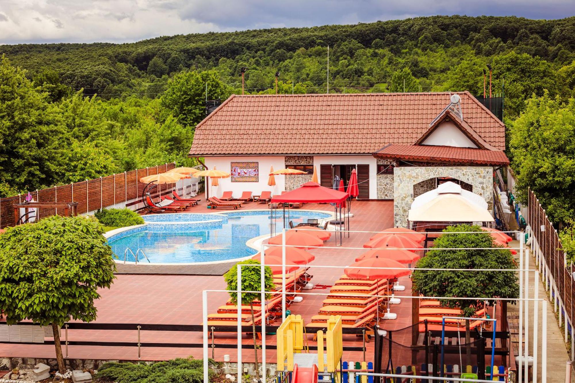 Pensiunea Iris Turcineşti Buitenkant foto